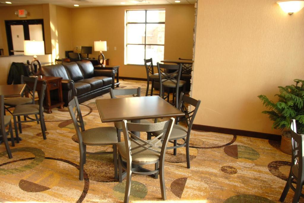 Cobblestone Inn & Suites - Marquette Exteriör bild