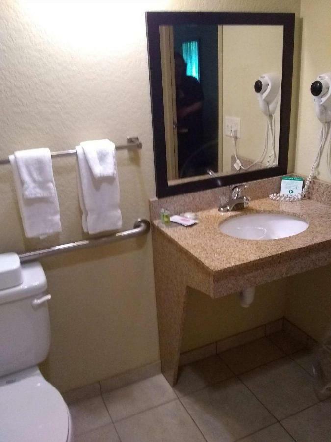 Cobblestone Inn & Suites - Marquette Exteriör bild
